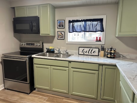 Fridge, microwave, oven, stovetop. Charming 2-bedroom guest house with WiFi, AC in Franklin