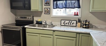 Charming 2-bedroom guest house with WiFi, AC in Franklin