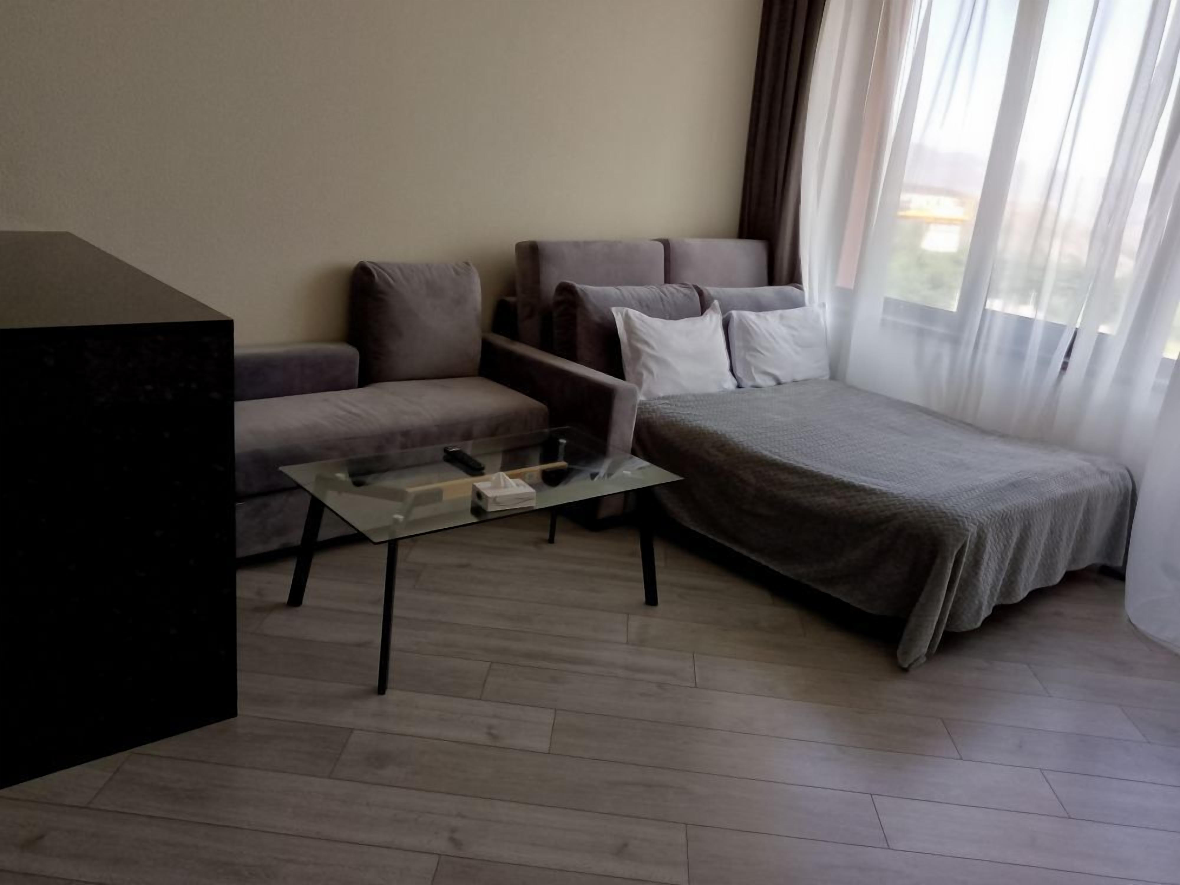 Iron/ironing board, bed sheets