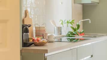 Refrigerador con congelador, microondas, horno y parrilla de estufa