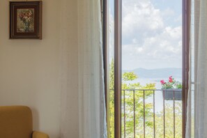 Suíte superior, vista para o lago | Ferros/tábuas de passar roupa, Wi-Fi de cortesia