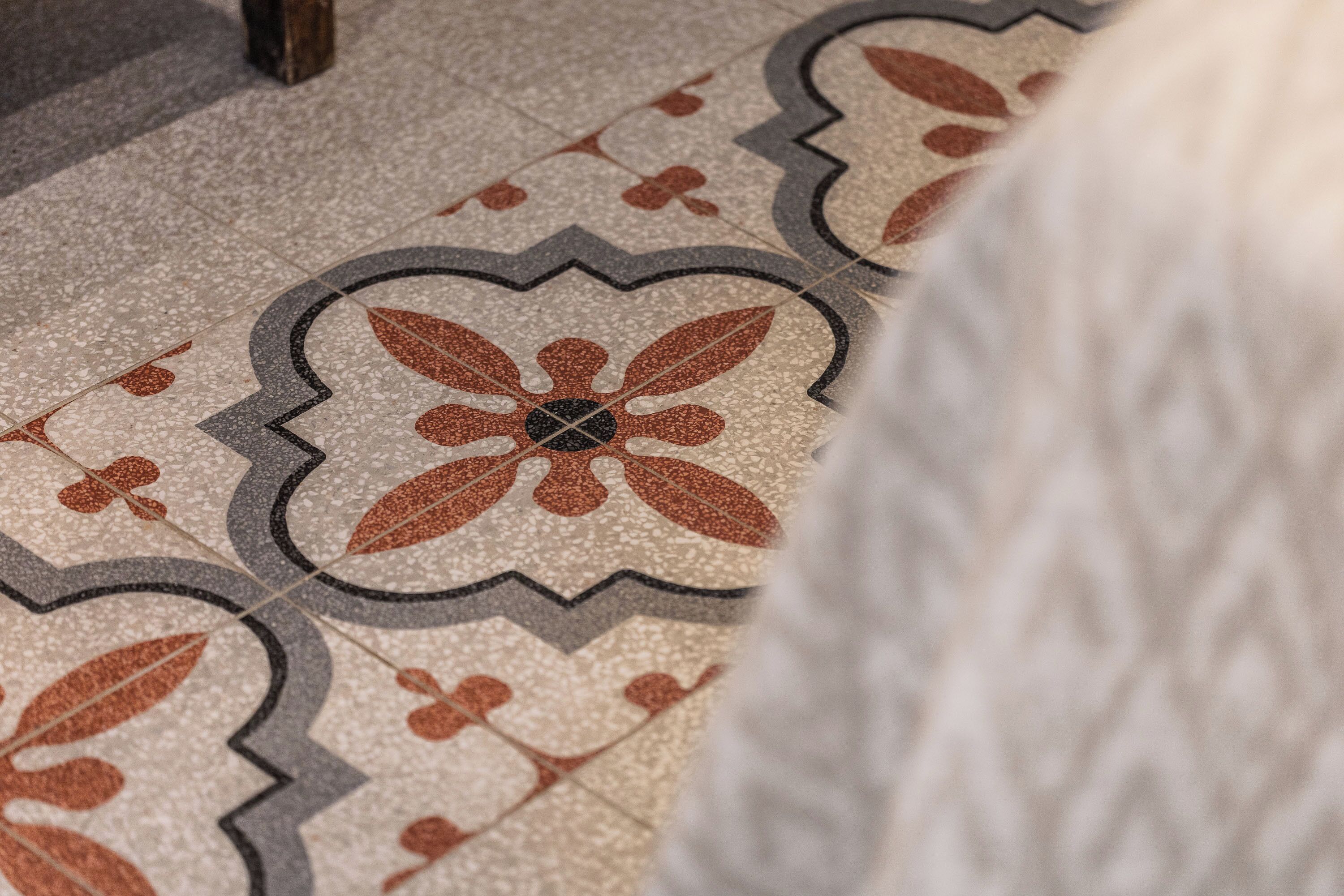 Un gros plan d’un sol à motifs, avec un motif floral central.
