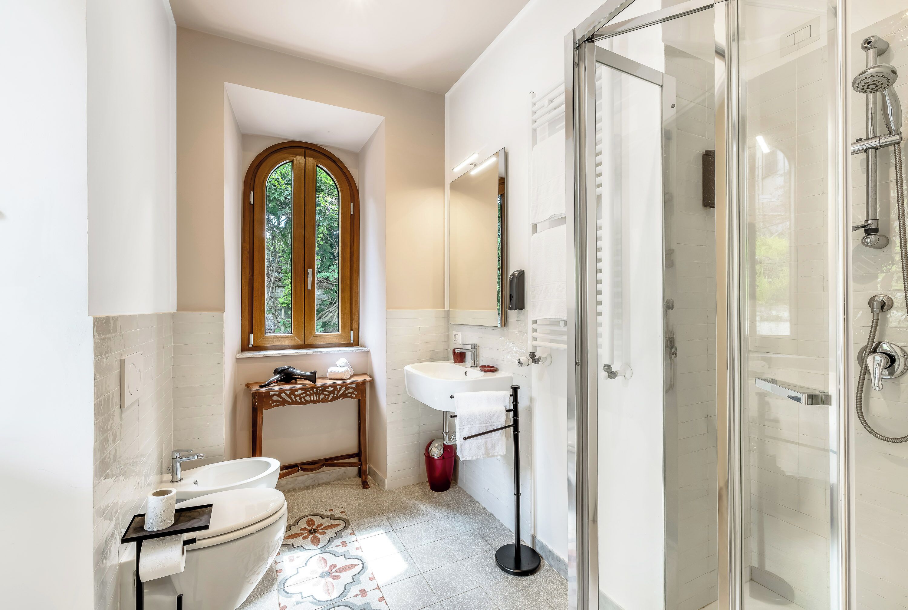 Un bagno con il water, un lavandino e una doccia.