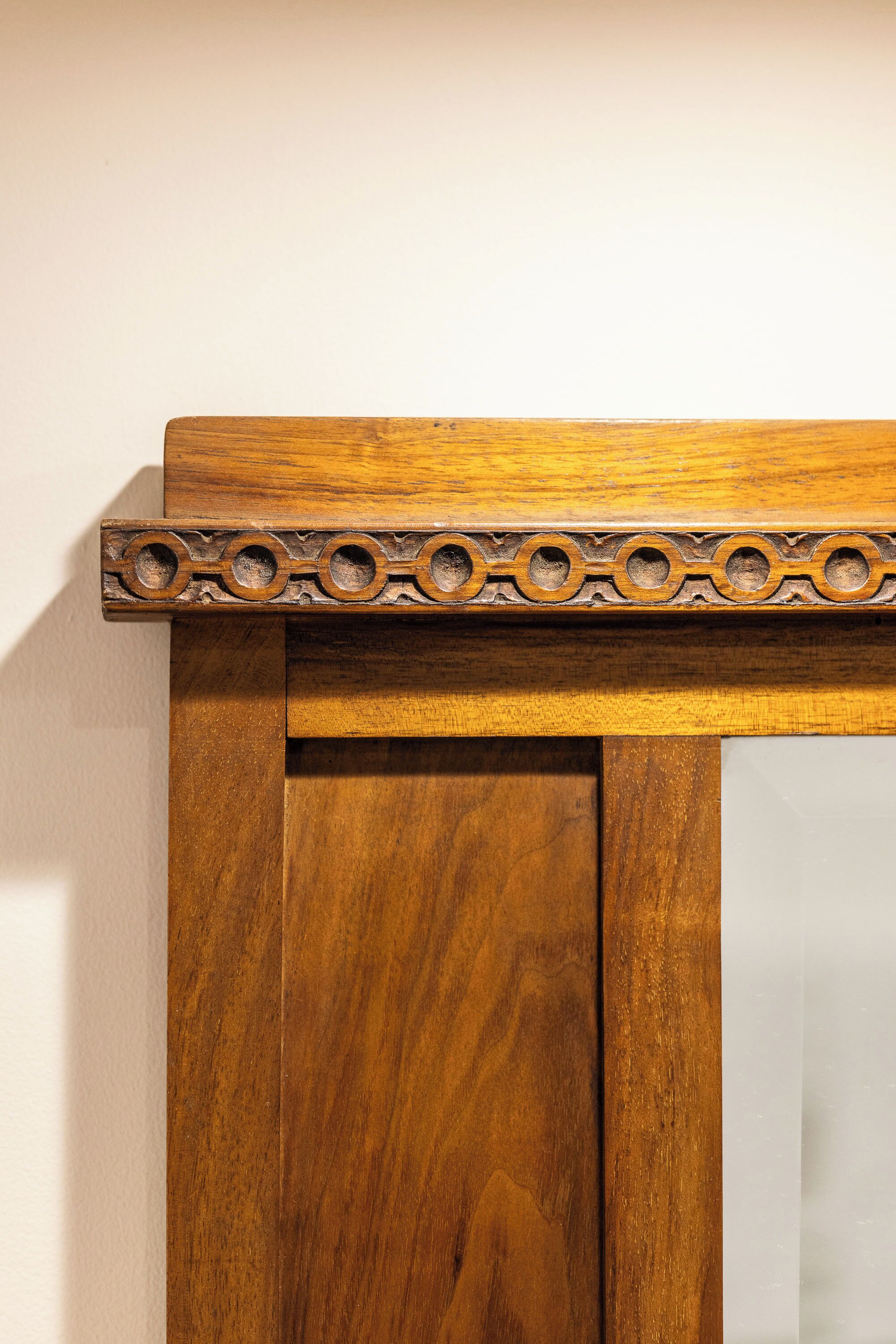Une table en bois ornée d’un bord décoratif et dotée d’un panneau de verre.