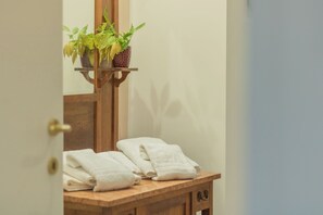 Quarto conforto, vista para o lago | Banheiro | Chuveiro, secador de cabelo, toalhas de banho, sabonete
