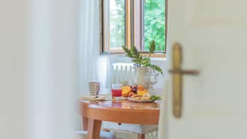 Suite superior, vista al lago | Área de sala de estar | Televisión