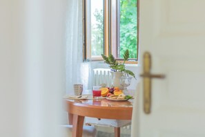 Superior suite, uitzicht op meer | Woonruimte | Televisie