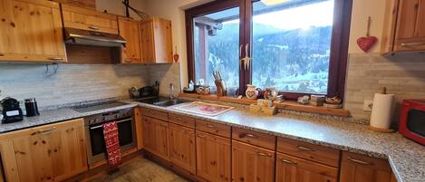 House | Private kitchen | Cookware/dishes/utensils