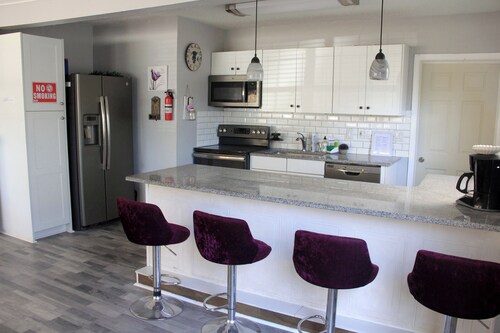 Charming 2-bedroom apartment with shared Pool, frontyard WiFi, AC