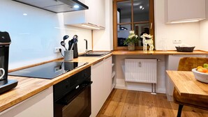 Kaffetrakter/tekoker, kjøleskap, mikrobølgeovn og kokeplater