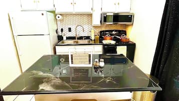 Geladeira, micro-ondas, fogão, cooktop