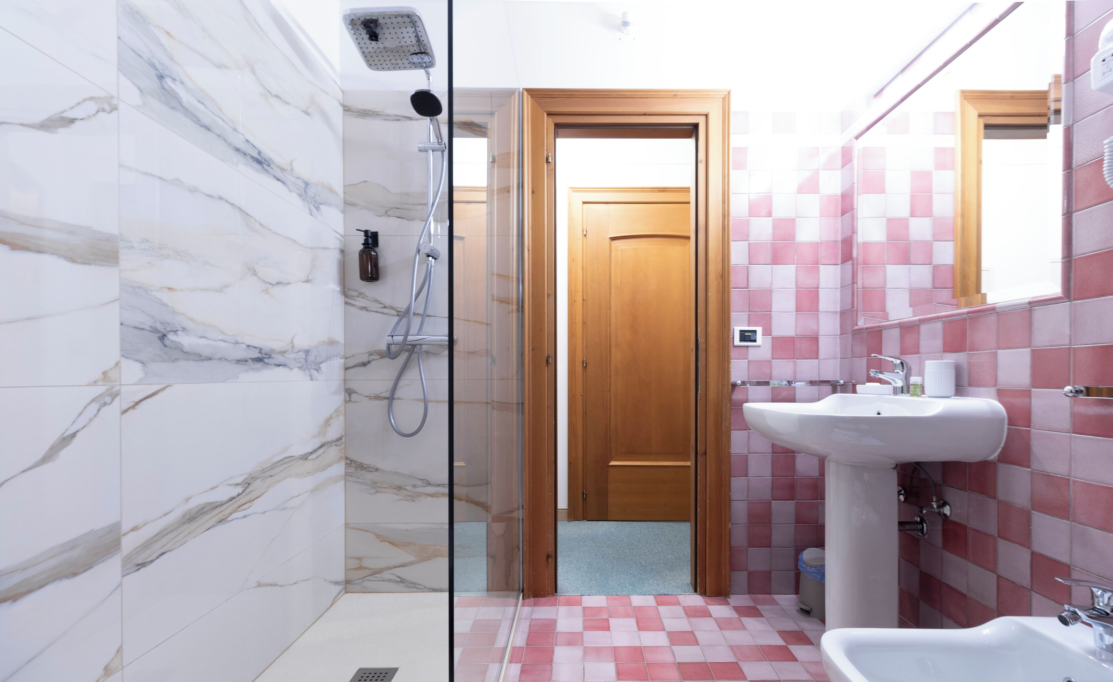 Regadera, secadora de cabello, bidet, toallas 