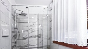 A modern bathroom with a glass-enclosed shower, a toilet, a sink, and a vanity. - Chalet Stadio (Cortina d'Ampezzo)