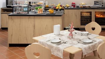 Free daily buffet breakfast