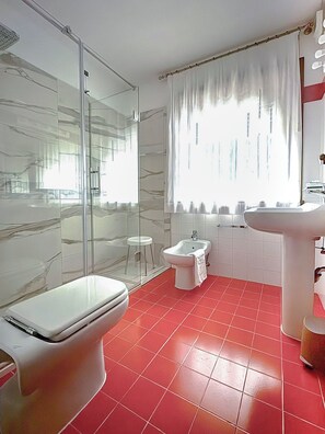 Shower, hair dryer, towels, soap - Chalet Stadio (Cortina d'Ampezzo)