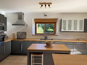 Fridge, microwave, oven, stovetop - Gîte de groupe dans maison de campagne région auray (Landaul)