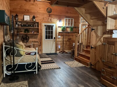 Cozy cabin in wonderful Hillsboro with WiFi, AC