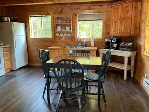 Microwave, oven, stovetop - Cozy cabin in wonderful Hillsboro with WiFi, AC (Hillsboro)