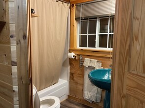 Haartrockner, Handtücher, Seife, Toilettenpapier