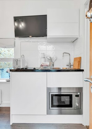 Fridge, microwave, stovetop, coffee/tea maker - Sleek Studio Nest: Comfort in City Center (London)