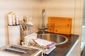 Réfrigérateur, micro-ondes, plaque de cuisson, cafetière/bouilloire