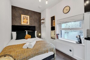 Iron/ironing board, travel cot, WiFi, bed sheets - Sleek Studio Nest: Comfort in City Center (London)