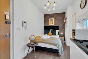 Iron/ironing board, travel cot, WiFi, bed sheets - Sleek Studio Nest: Comfort in City Center (London)