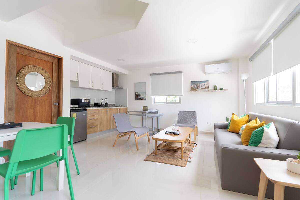Un espacio moderno para vivir con comedor, cocina y zona de estar.