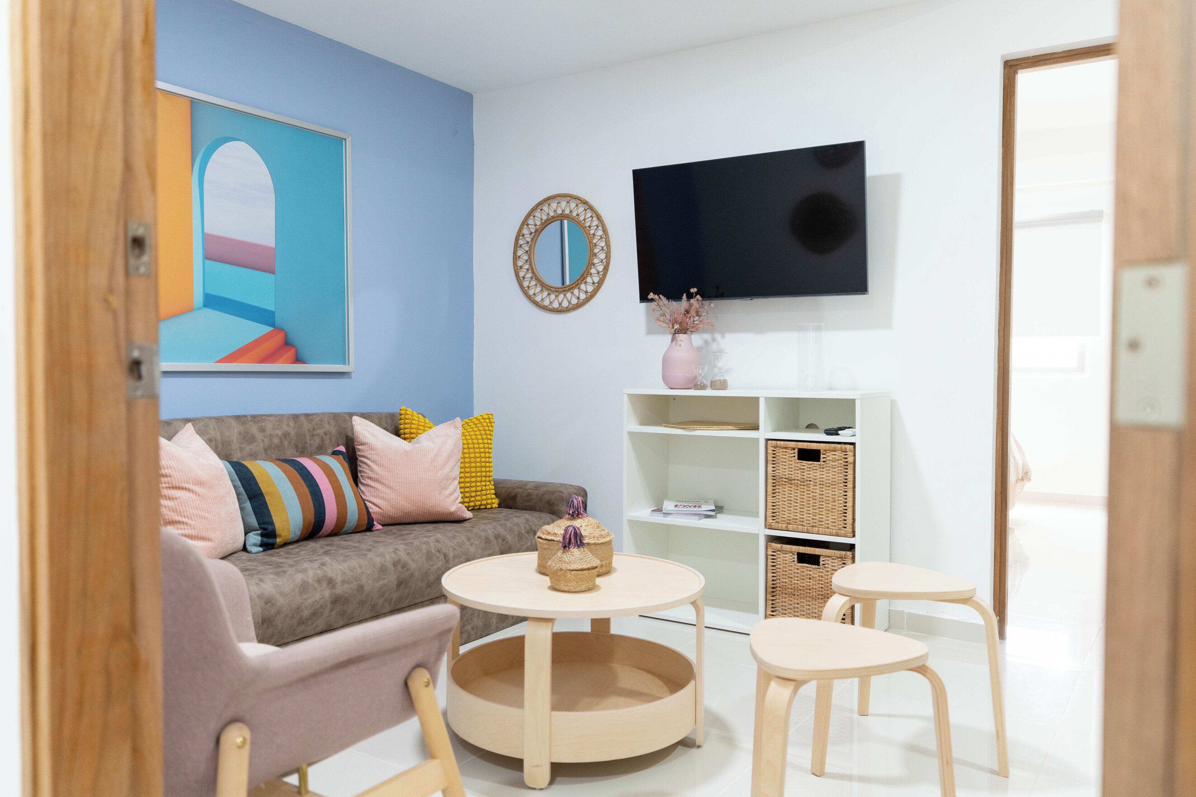 Quarto casal conforto, 1 cama Queen e sofá-cama, para não fumantes, cozinha | Área de estar | TV