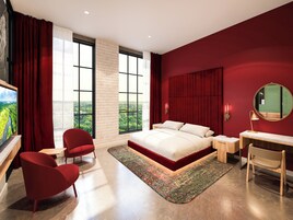 Frigobar, cofres nos quartos, escrivaninha, cortinas blackout