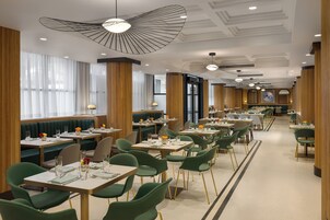 2 restaurantes, é servido café da manhã