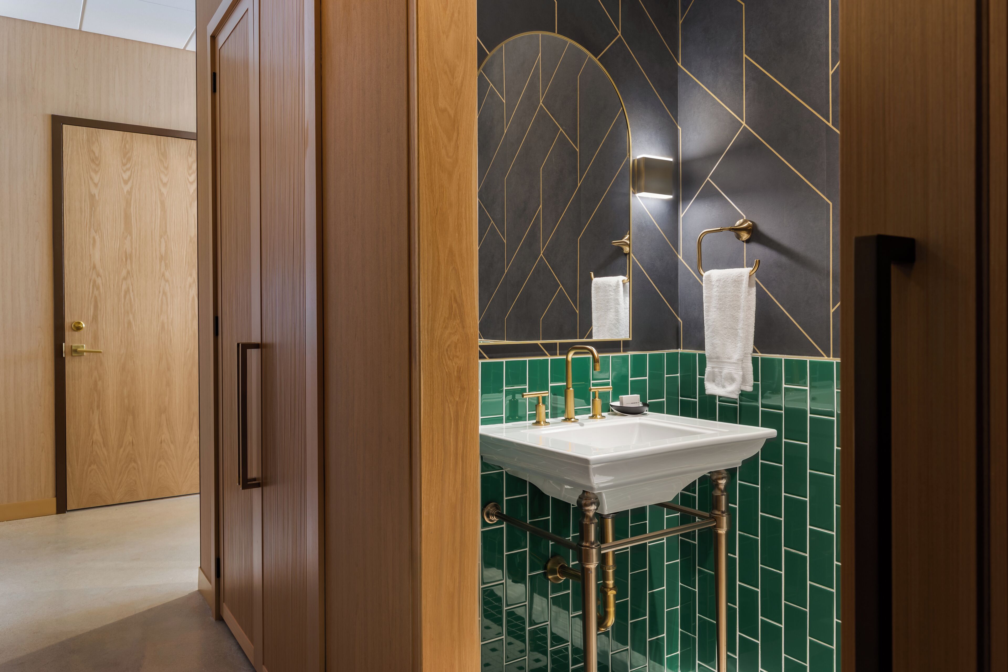 Luxury King Room, 1 Bedroom, Executive Level | Kamar mandi | Perlengkapan kamar mandi ramah lingkungan dan pengering rambut