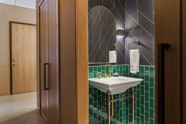 Luxury King Room, 1 Bedroom, Executive Level | Kamar mandi | Perlengkapan kamar mandi ramah lingkungan dan pengering rambut
