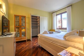 4 chambres, coffres-forts dans les chambres, bureau