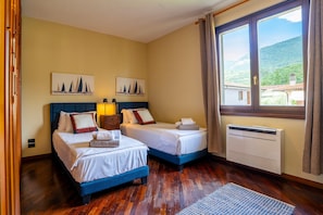 4 Schlafzimmer, Zimmersafe, Schreibtisch, Bügeleisen/Bügelbrett