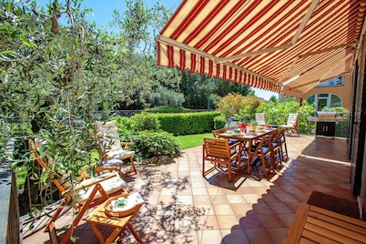 Villa Acqua Blu: Gorgeous villa walking distance to Lake Garda and its beaches