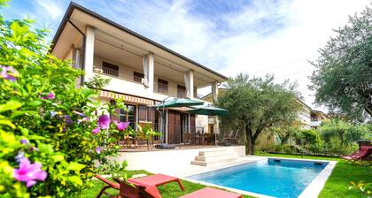 Villa Acqua Blu: Gorgeous villa walking distance to Lake Garda and its beaches