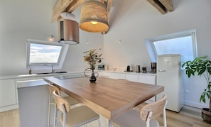 Four à micro-ondes, un four, surface de cuisson, lave-vaisselle