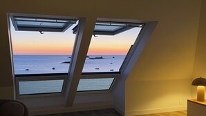 A room with a view of the sea through skylights, a sofa, a small table, and a lamp. - Apartment residence Gulf Stream, Santec, Théven (Santec)