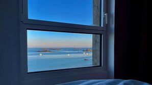 A window with a view of the sea and boats. - Apartment residence Gulf Stream, Santec, Théven (Santec)
