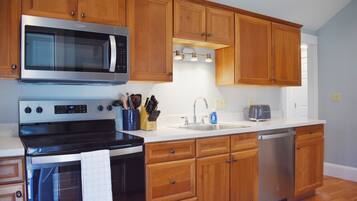 冰箱、微波炉、烤箱、炉灶