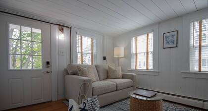 Cozy 1-Bedroom Cottage: Beachside Charm Steps from Dining & Shopping!