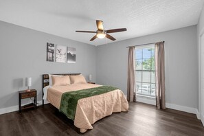 2 bedrooms, desk, iron/ironing board, travel crib - Serene Home By The Pond (Tampa)