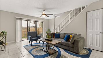 Een smart-tv en een computerscherm