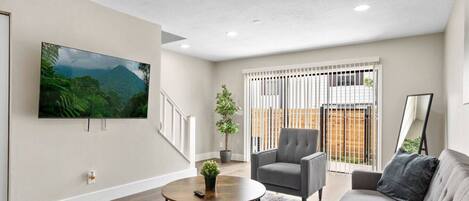 Una Smart TV, una pantalla de ordenador