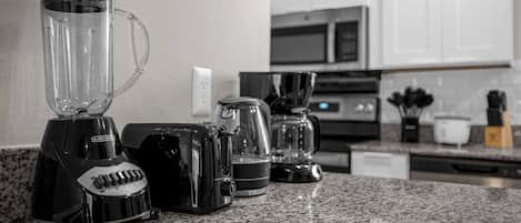 Kaffetrakter/tekoker, kjøleskap, mikrobølgeovn og ovn