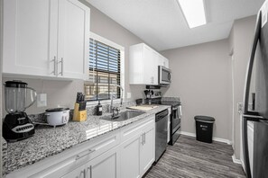 Fridge, microwave, oven, stovetop - Minutes from Moffit and Busch Gardens (Tampa)