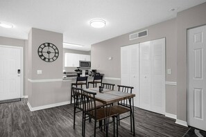 Dining - Sunshine Retreat Minutes from Moffit, USF, and Busch Gardens (Tampa)