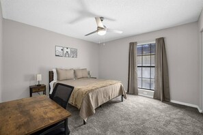 2 bedrooms, desk, iron/ironing board, free WiFi - Sunshine Retreat Minutes from Moffit, USF, and Busch Gardens (Tampa)