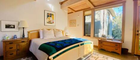 1 dormitori, escriptori, planxa i posts de planxar i wifi